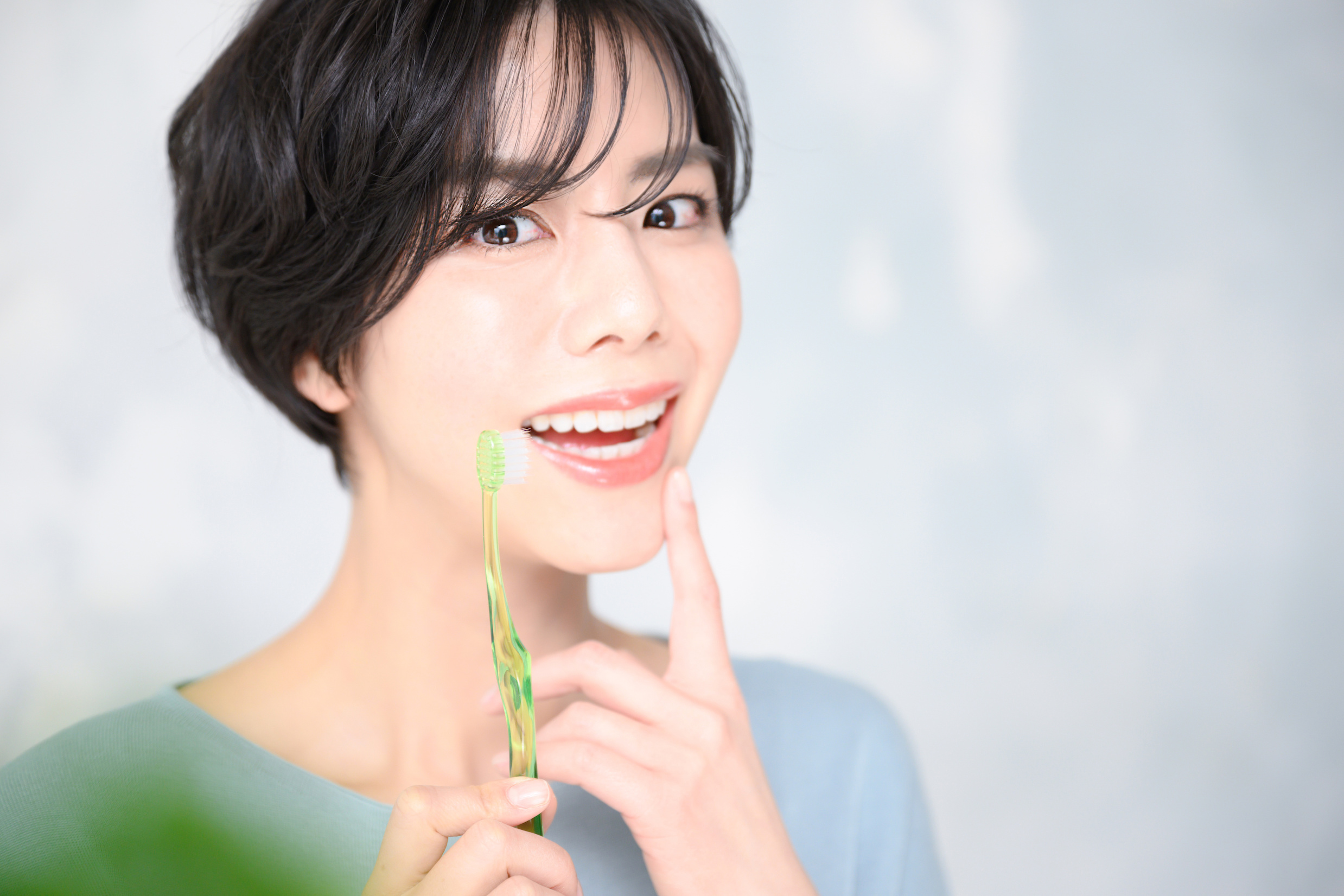 歯磨きで虫歯予防をする女性