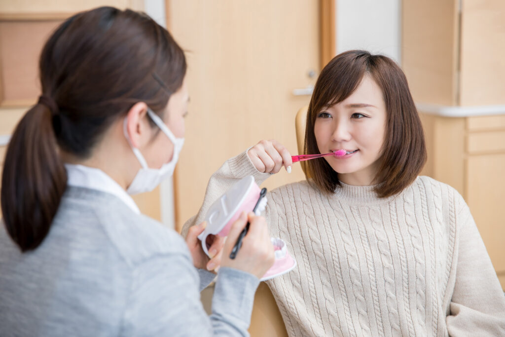 ブラッシング指導を受ける女性