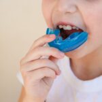 プレオルソを口腔内に入れようとしている子ども