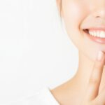 ホワイトニングした女性の口元