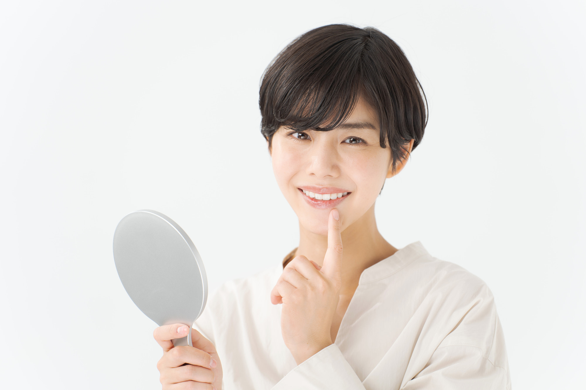 マウスピース矯正後の後戻りを予防し満足する笑顔の女性