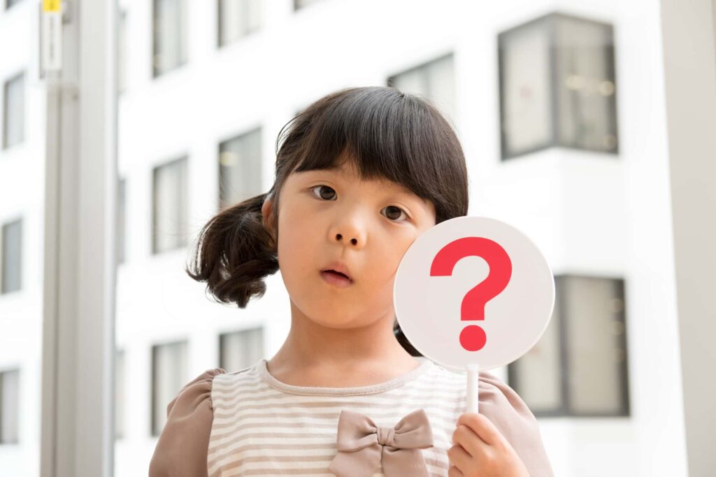 子どもの歯の矯正は何歳からできるか考える女の子