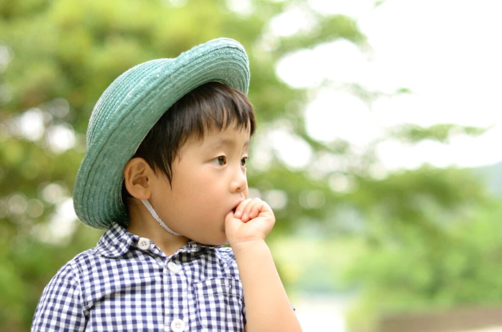 歯並びが悪くなる原因の指しゃぶりをする男の子