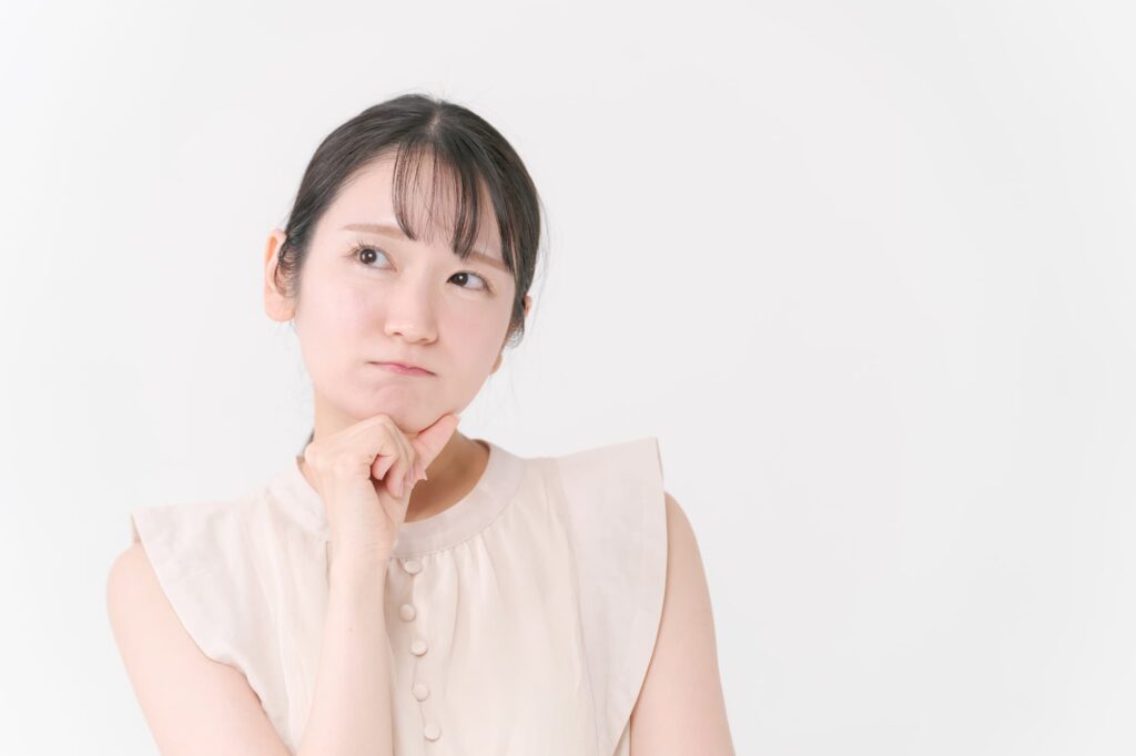 マウスピース矯正とワイヤー矯正の違いを考える女性