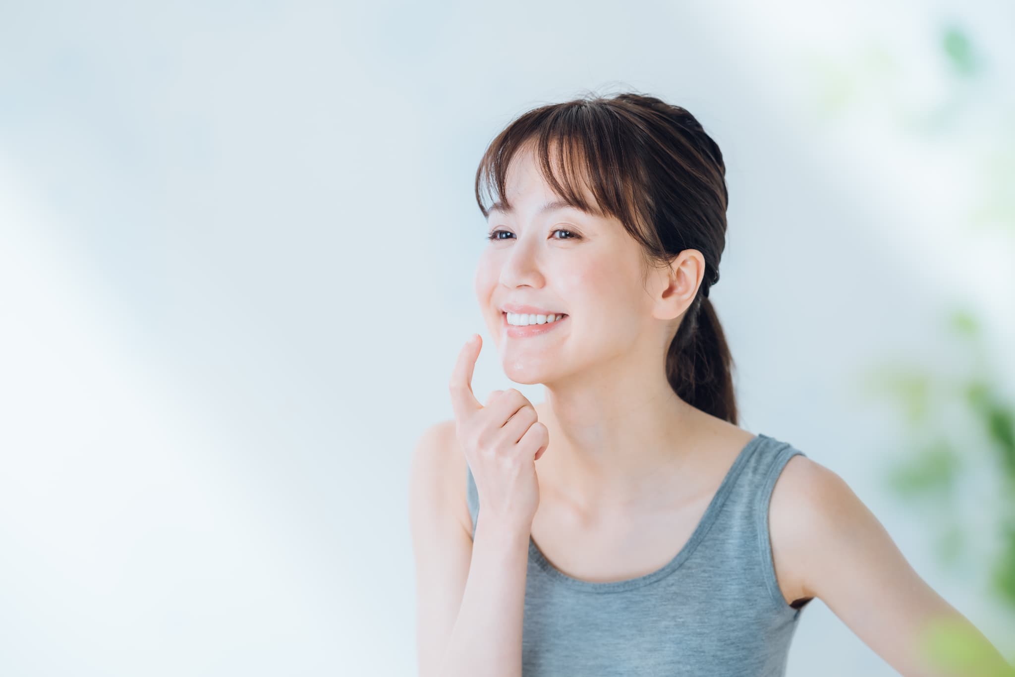 歯周病を予防し笑顔で過ごす女性
