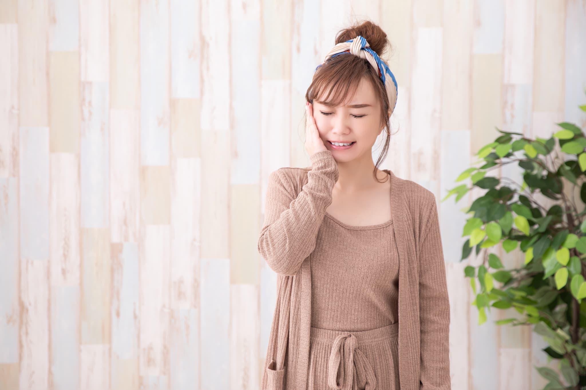 歯周病を放置し歯茎が痛む女性