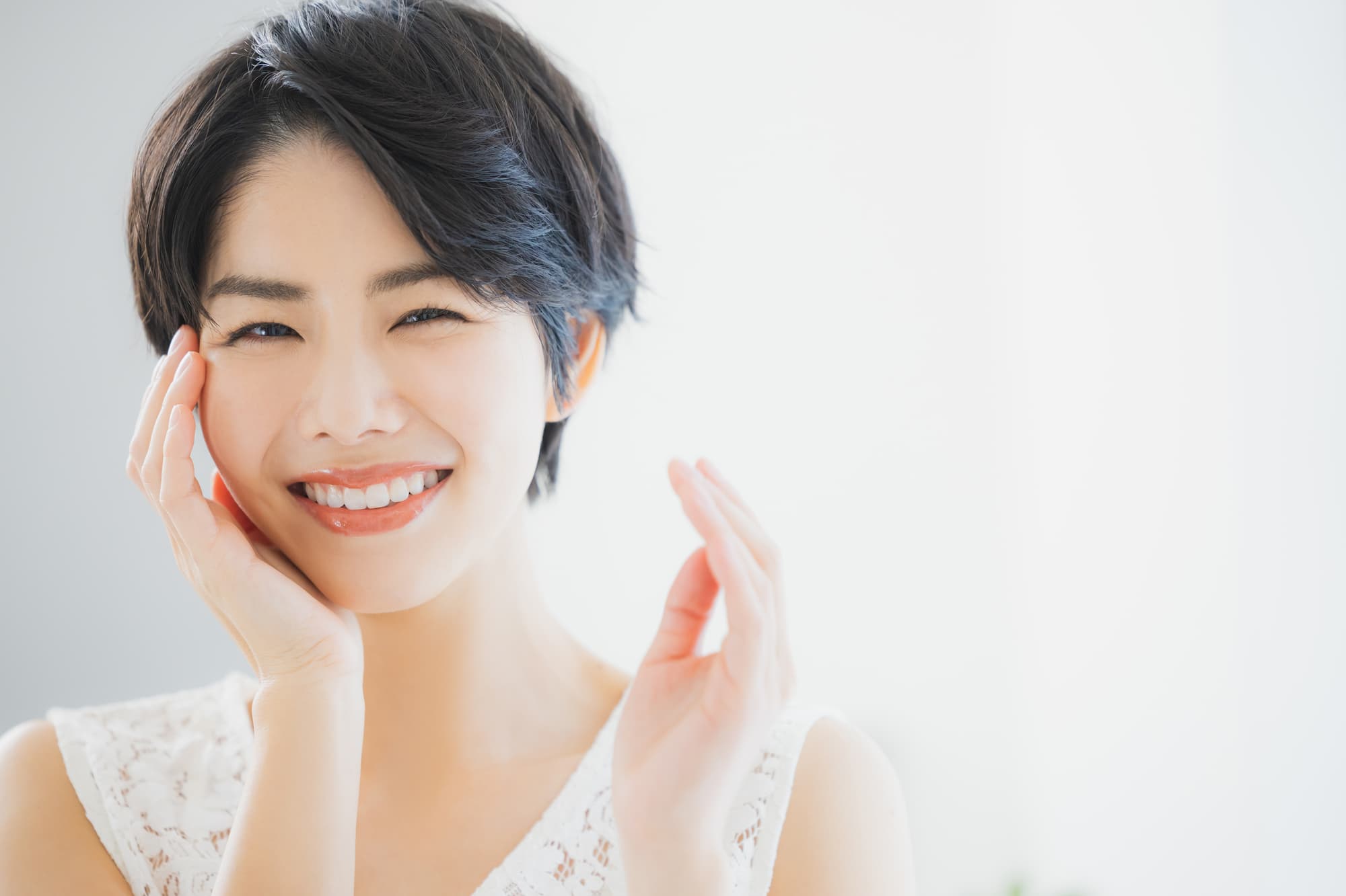 ホームホワイトニングで歯が白くなり笑顔になる女性
