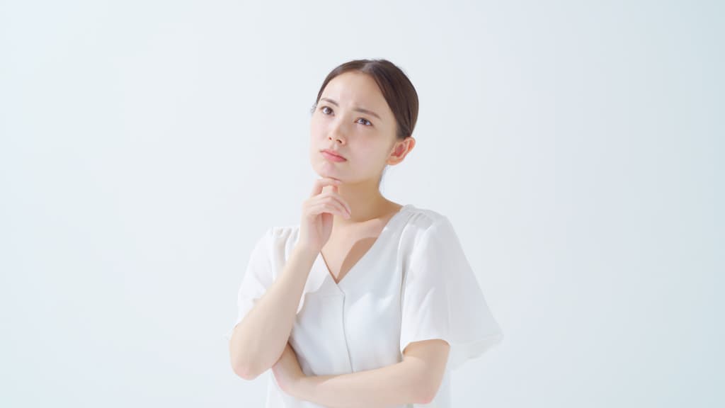 大人になってからでも歯列矯正はできるのか考える女性
