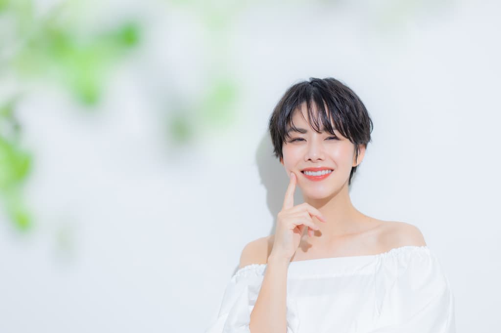 受け口をマウスピース矯正で治療し笑顔になる女性