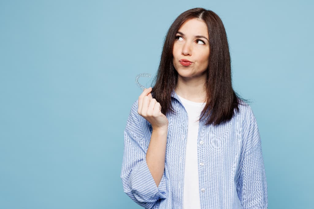 受け口をマウスピース矯正で治すことは可能かどうか考える女性