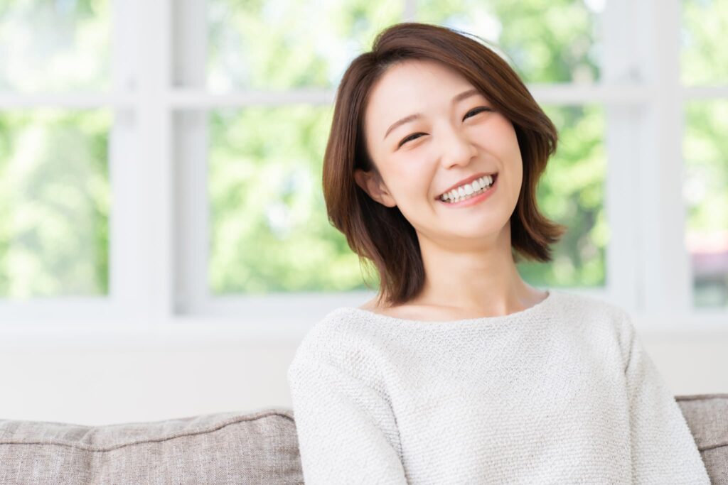 虫歯予防をして健康に過ごす笑顔の女性