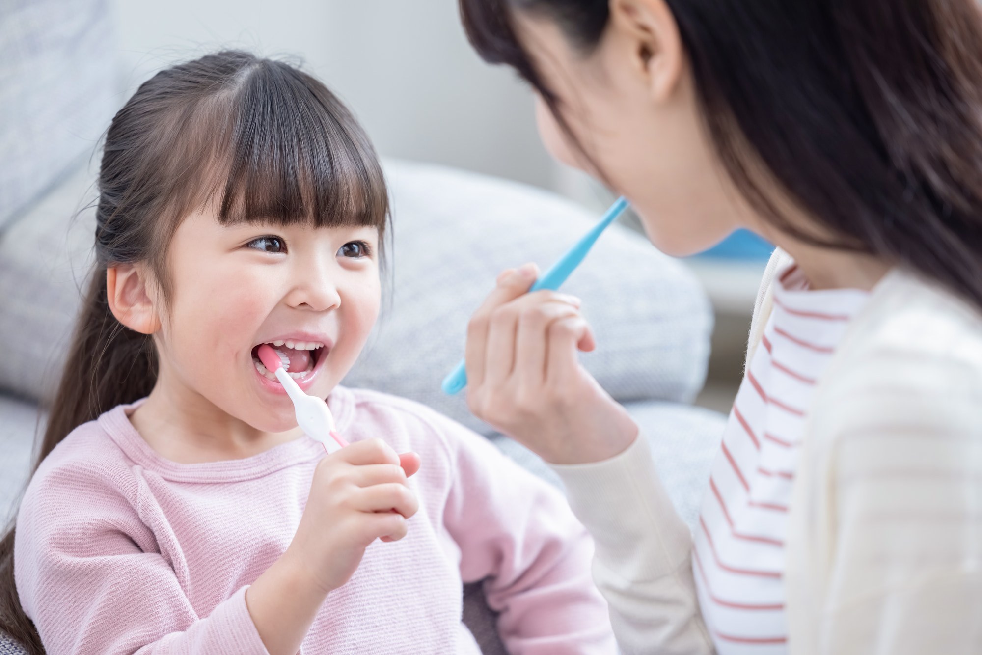 子どもが虫歯になるのを予防するために自宅でできる歯みがきを習慣化する親子
