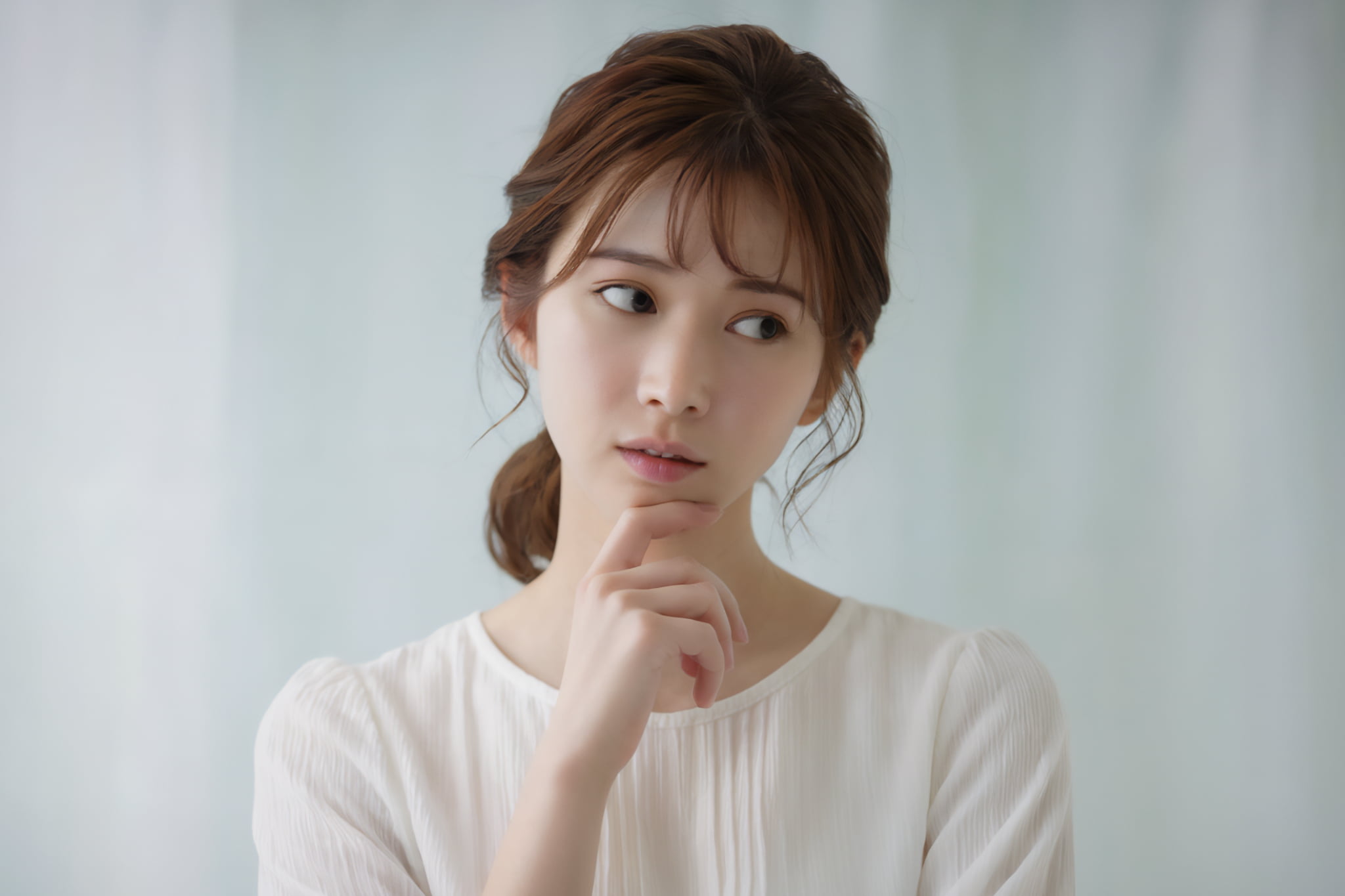 マウスピース矯正で噛み合わせは治せるのか考える女性