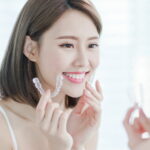 マウスピース矯正で噛み合わせを治す女性