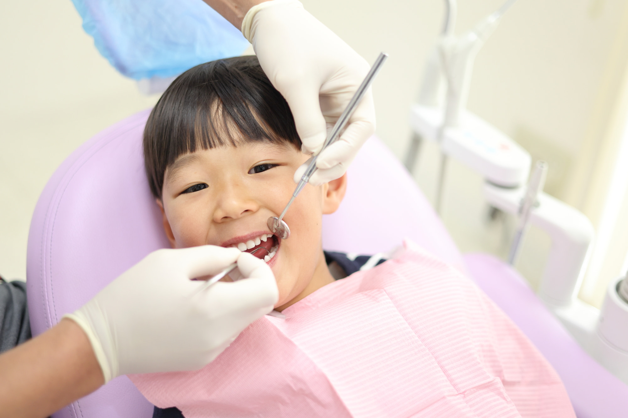 子どもが虫歯になるのを予防するために歯医者で検診をする様子