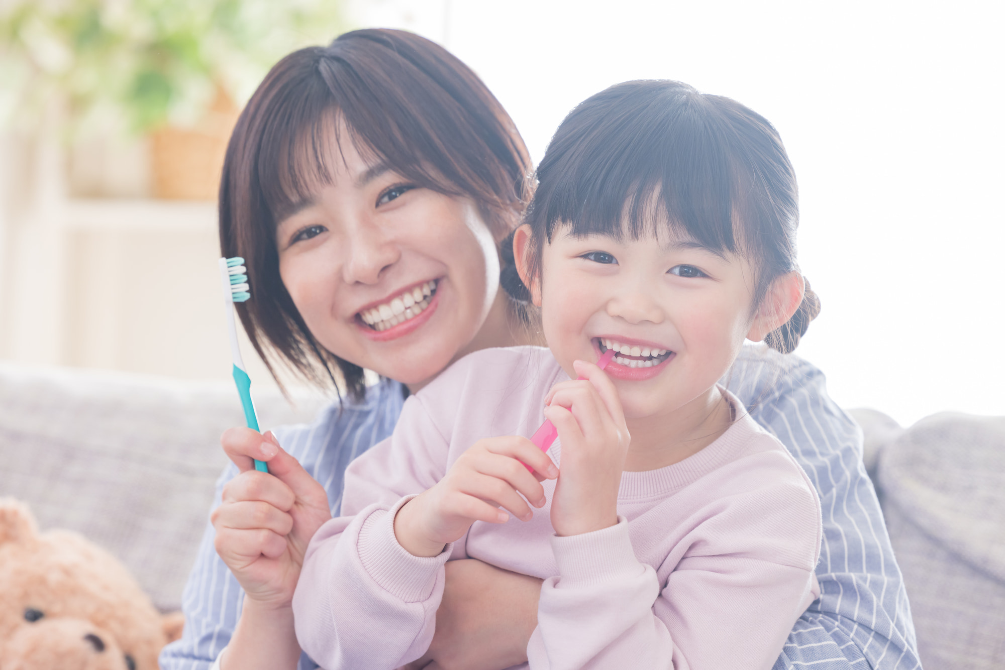 子どもが虫歯になるのを予防するために自宅でできる歯みがきを習慣化する親子
