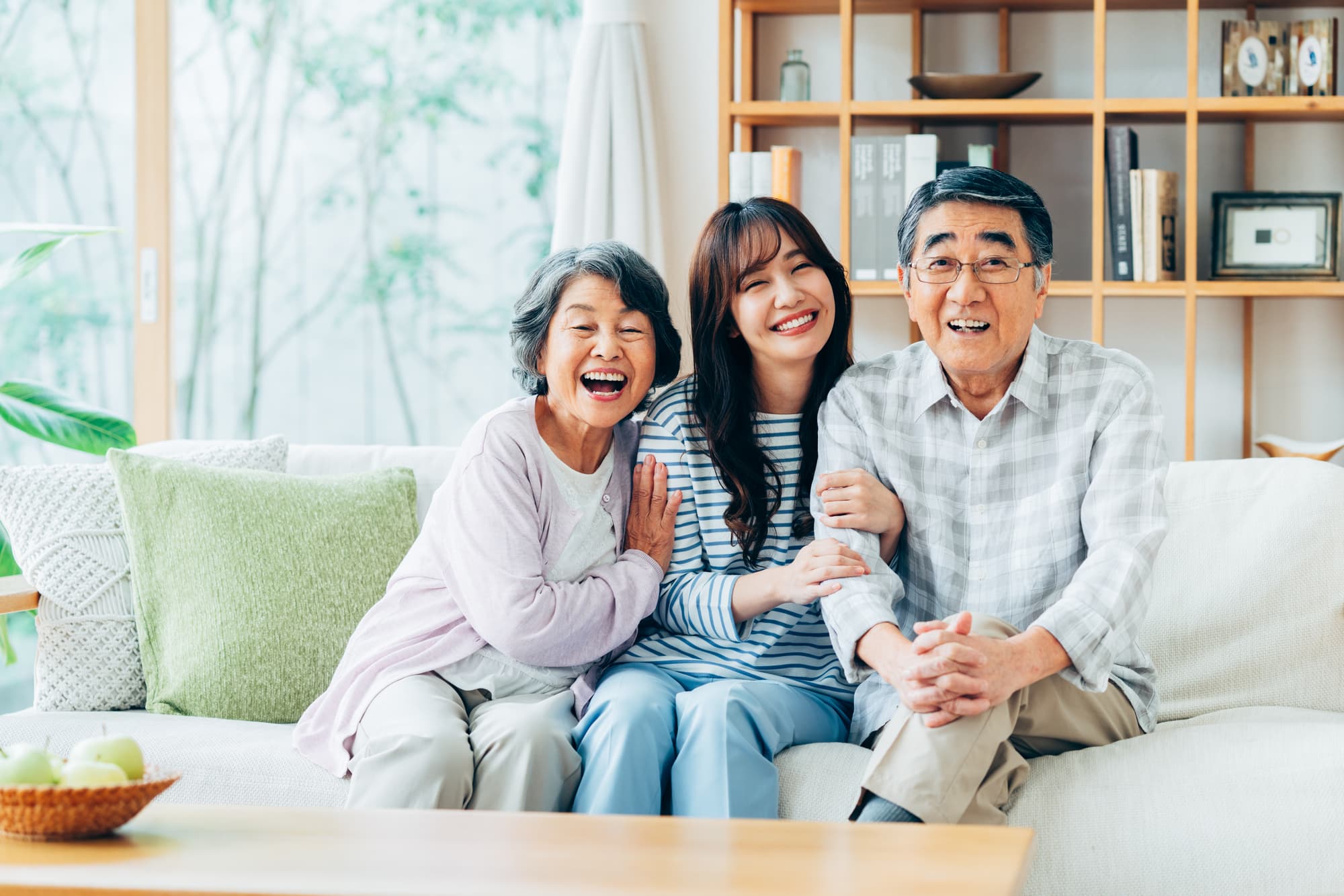 笑顔で仲の良さそうな家族