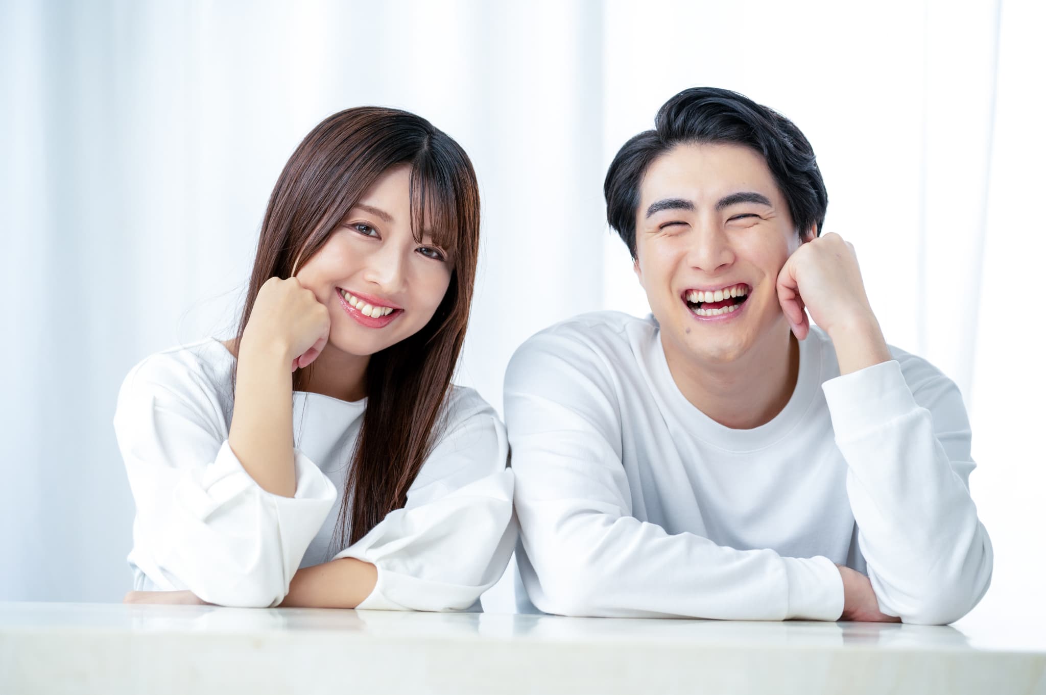笑顔の若い男女