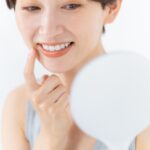 歯の色が気になってホワイトニングしようか迷っている女性