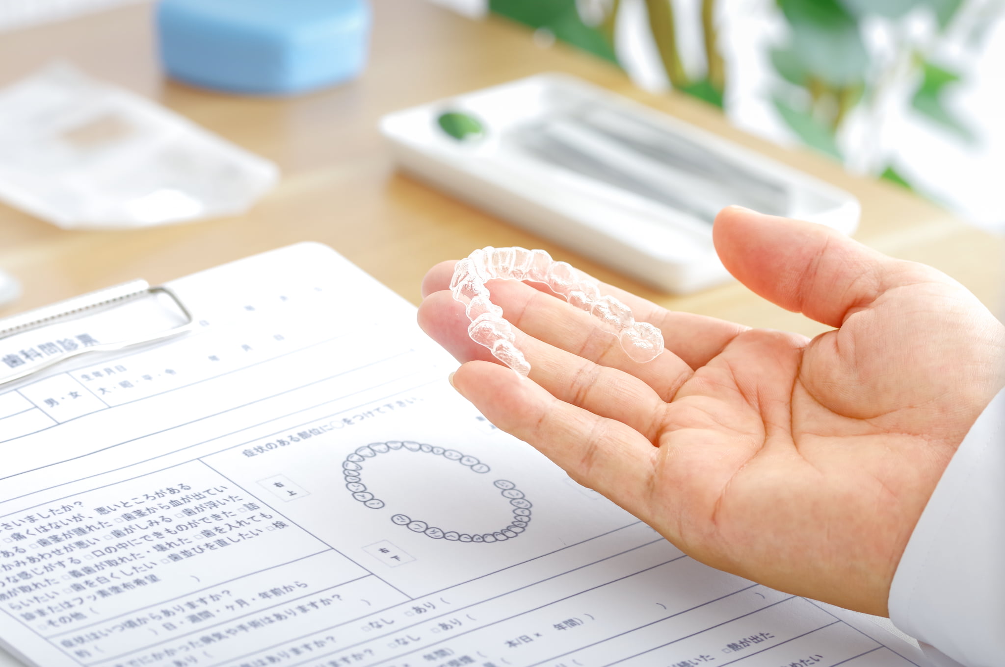 マウスピース矯正中に噛み合わせの悪さを感じ歯科医師に相談する様子