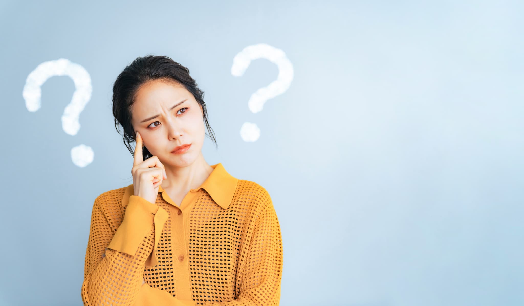 歯にある黒い部分は虫歯なのか考える女性
