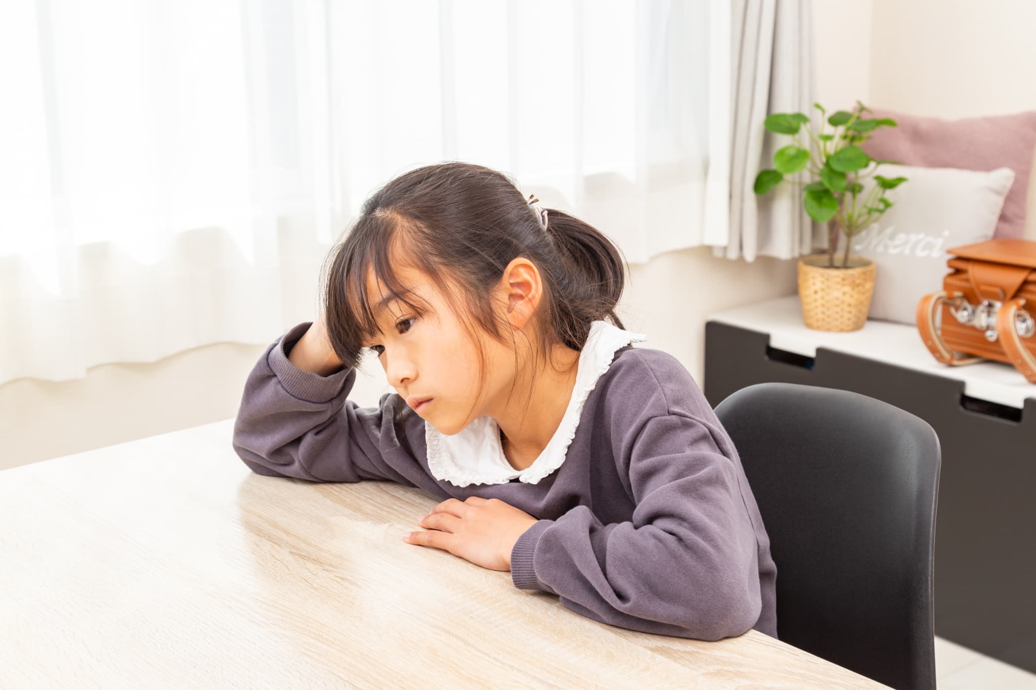 悩む女の子