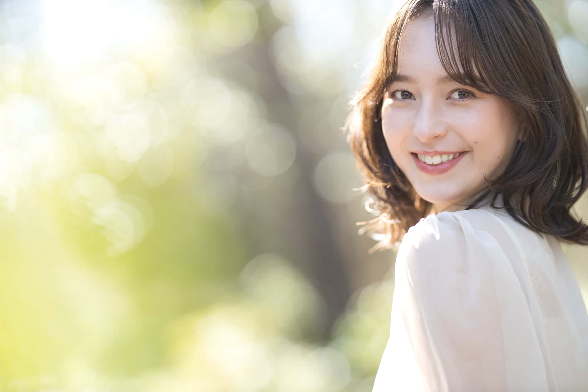 マウスピース矯正で綺麗な歯並びになった笑顔の女性