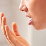 手のひらで自分の口臭を確認する人