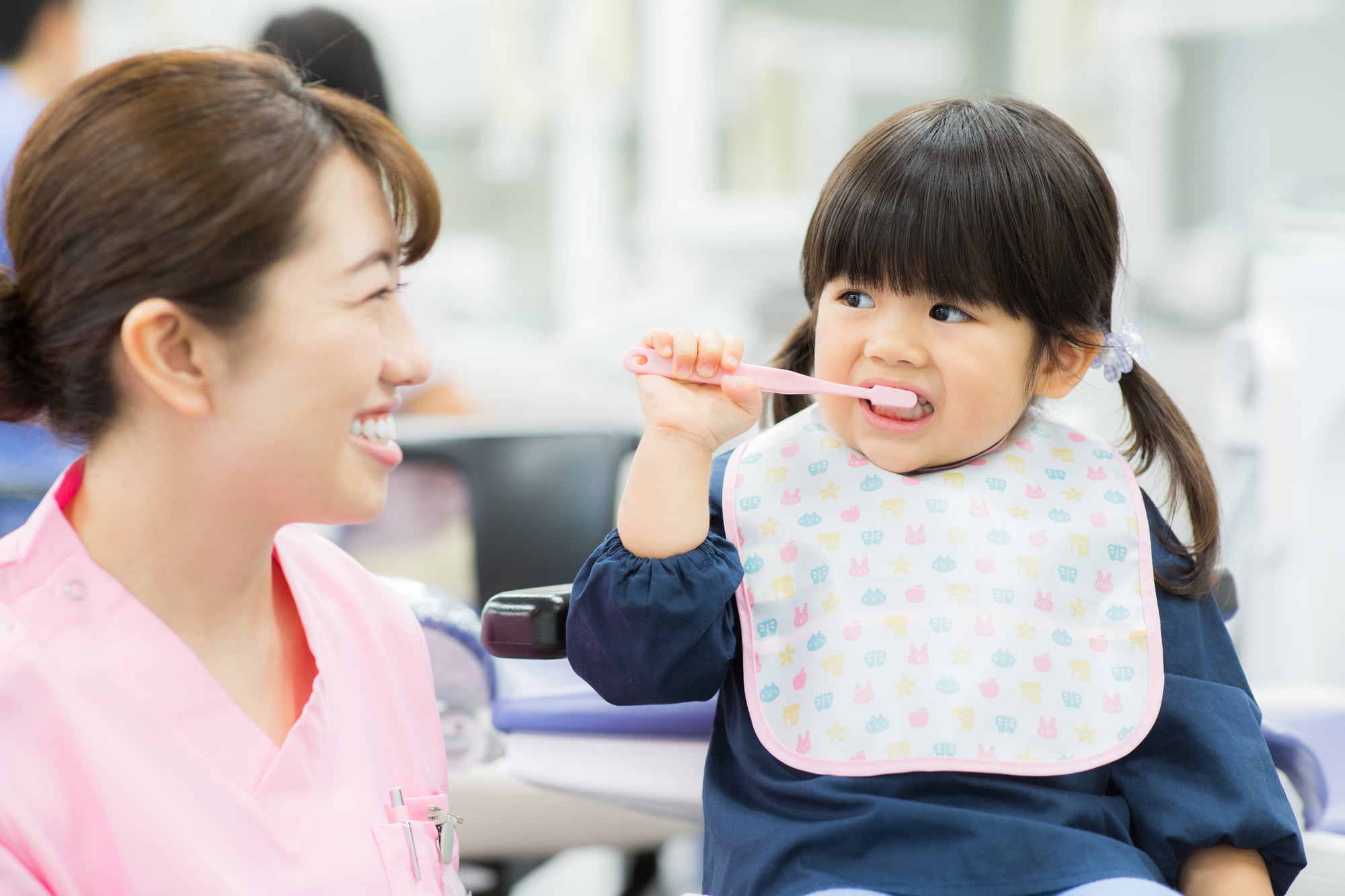 子どもの歯磨きの基本と正しいケア方法を指導する歯科衛生士