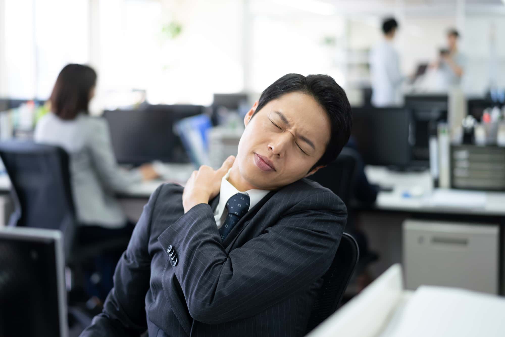 受け口を放置して肩こりに悩まされている男性
