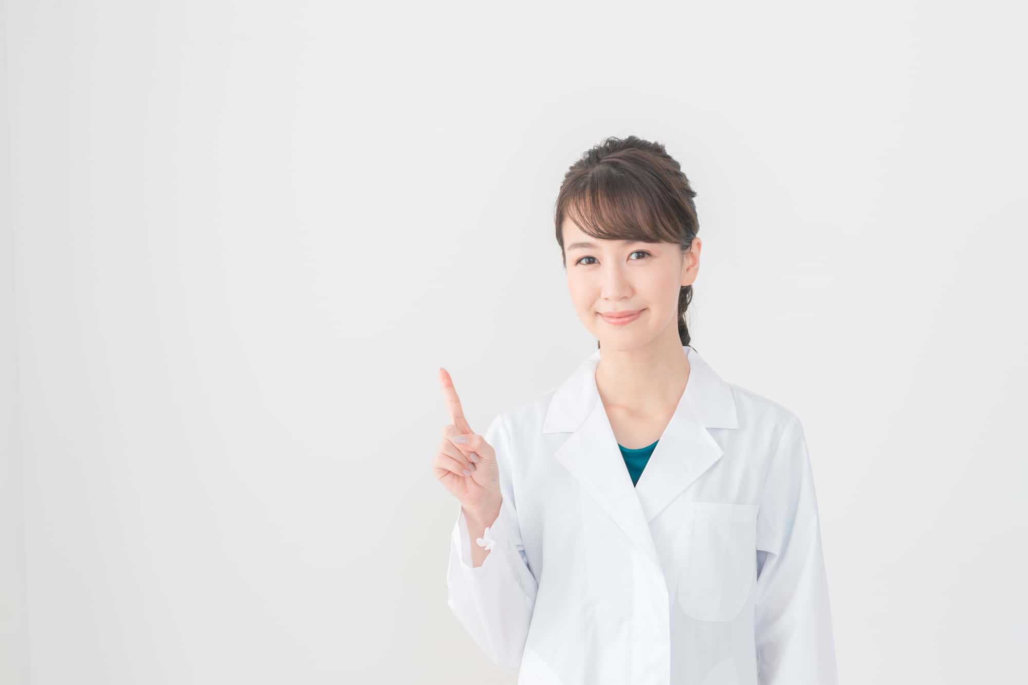 受け口の治療前に知っておくべきことについて説明する歯科医