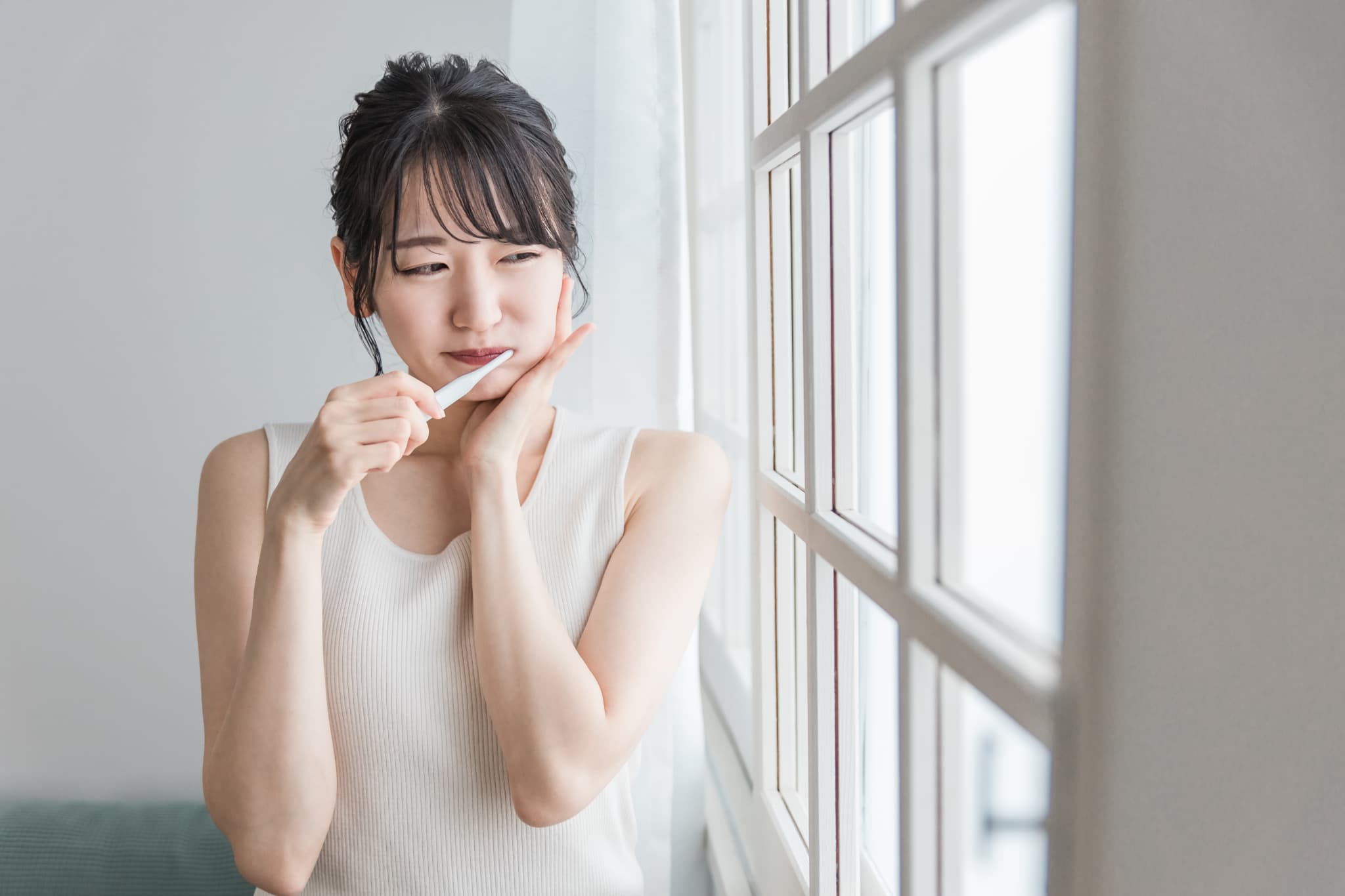 虫歯ができで痛みを感じる女性