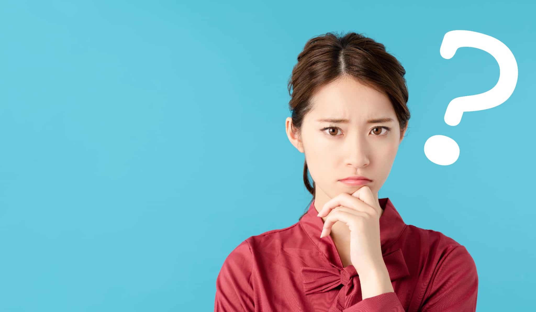 マウスピース矯正で出っ歯は治せるか考える女性