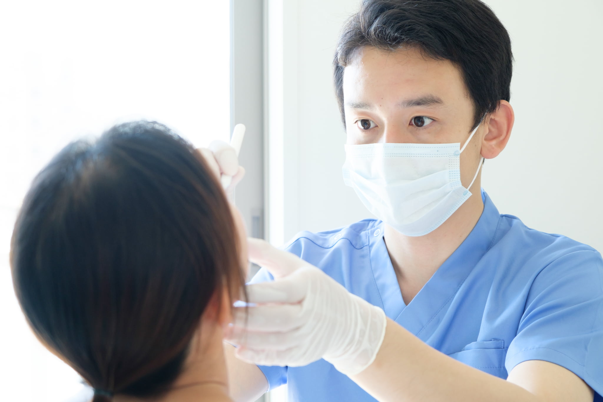 定期歯科検診で奥歯に虫歯が出来ていないか調べているイメージ