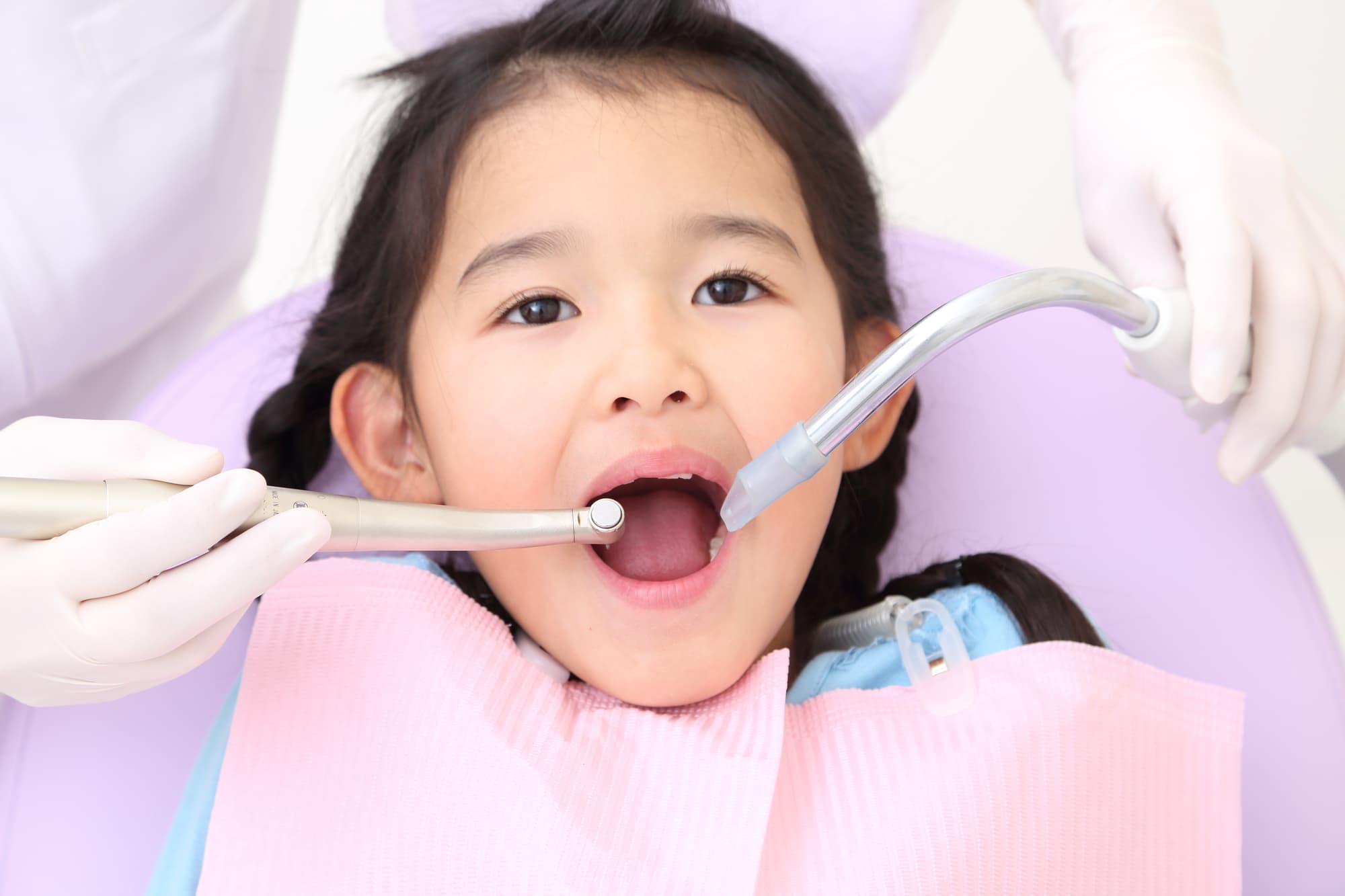 虫歯予防のために定期検診を受診する子ども