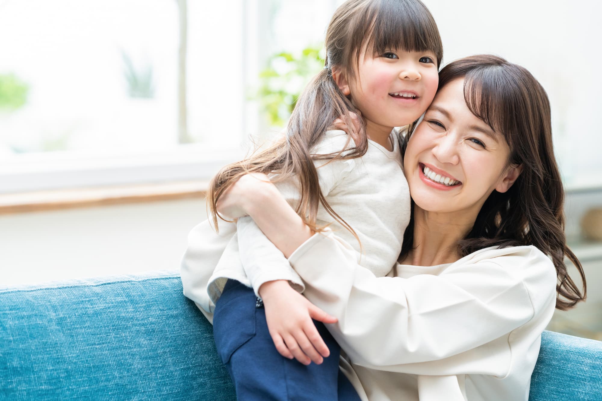 笑顔でくっつく親子