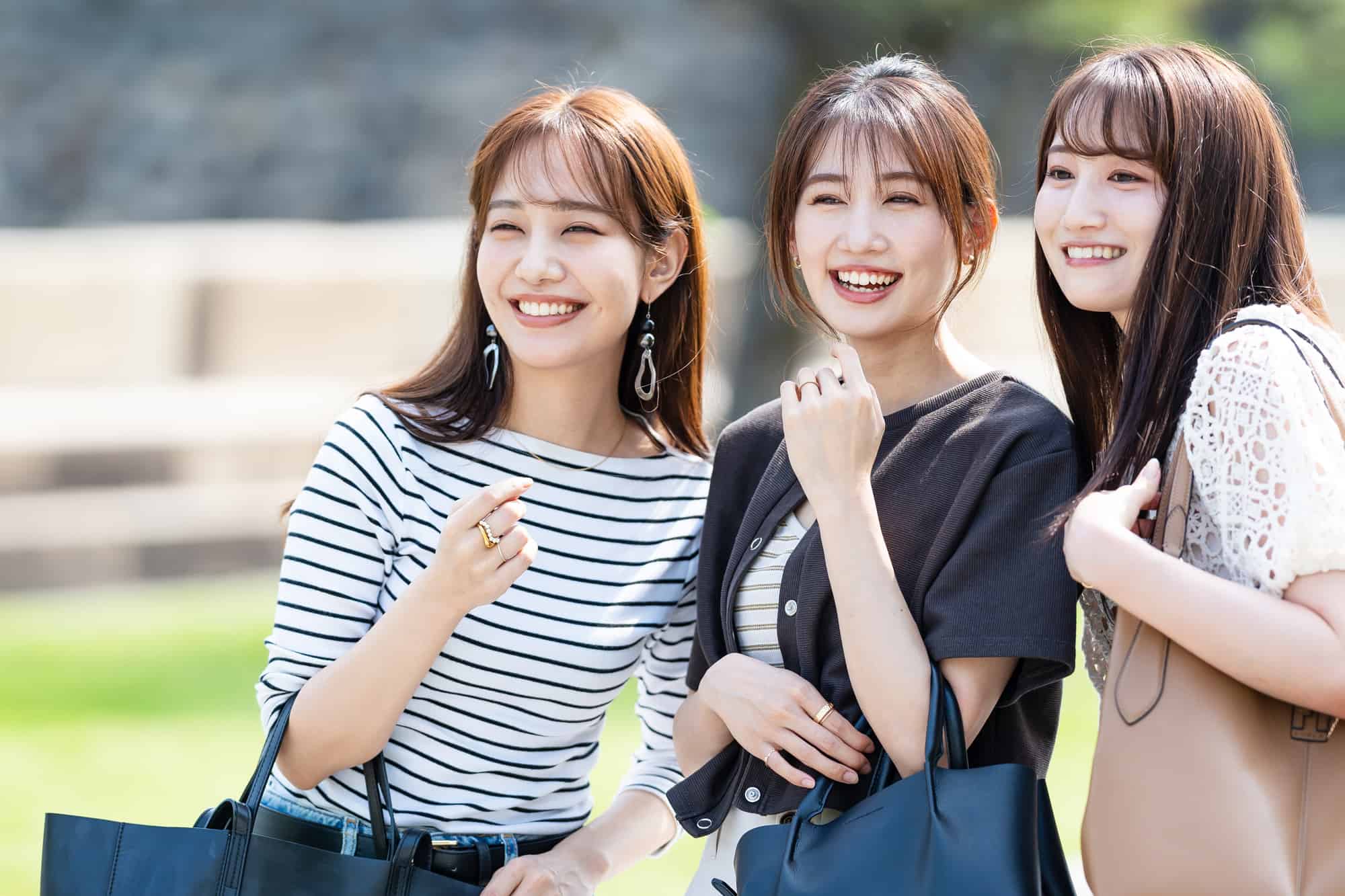 マウスピース矯正で出っ歯を治して笑顔で旅行を楽しむ女性達