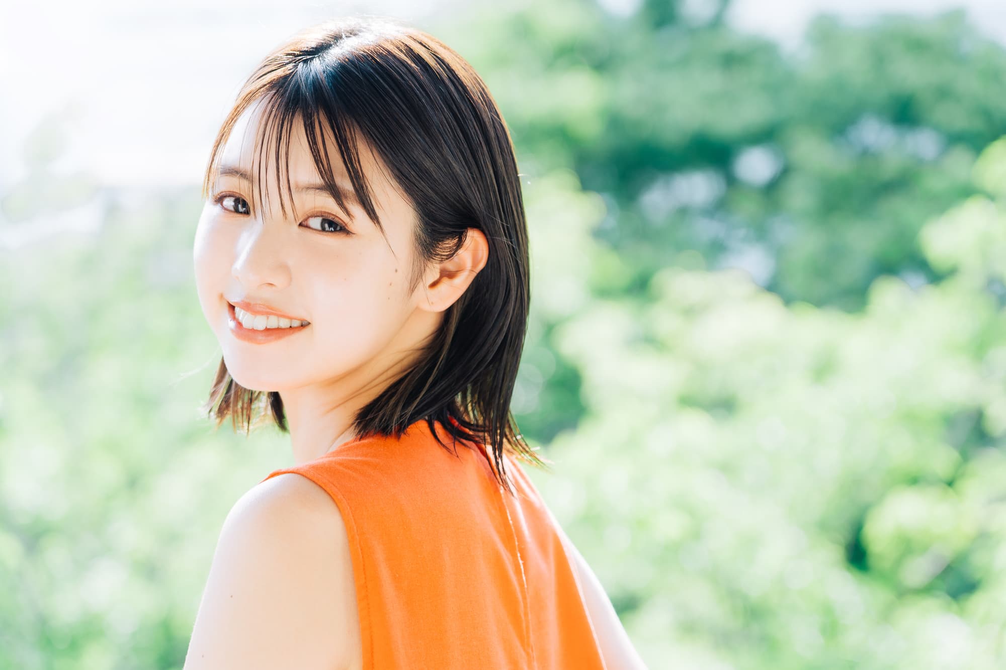 笑顔で振り返る女性