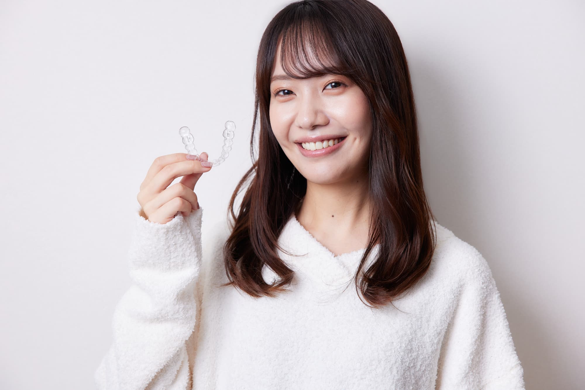 マウスピースを持つ笑顔の女性