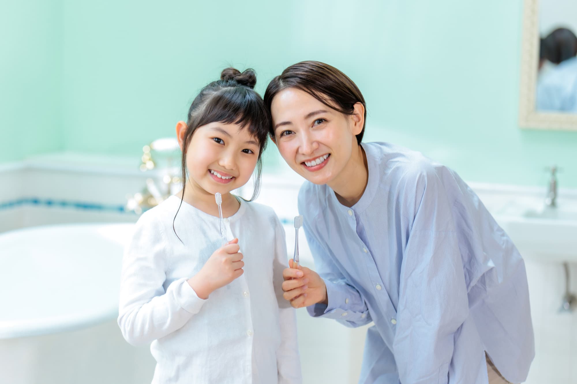 虫歯予防のため歯磨きを習慣化する親子