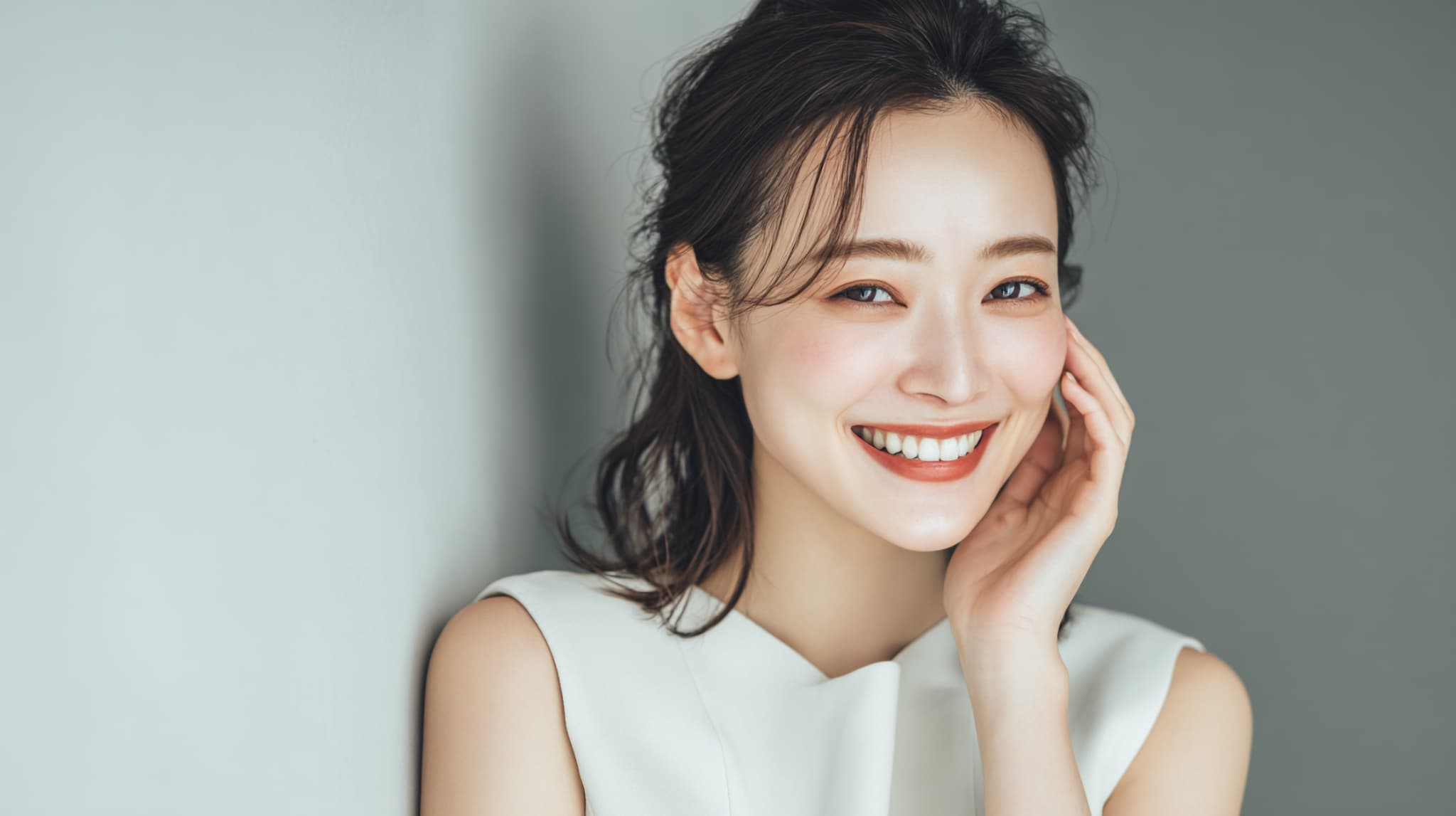 白く美しい歯を見せて笑う女性