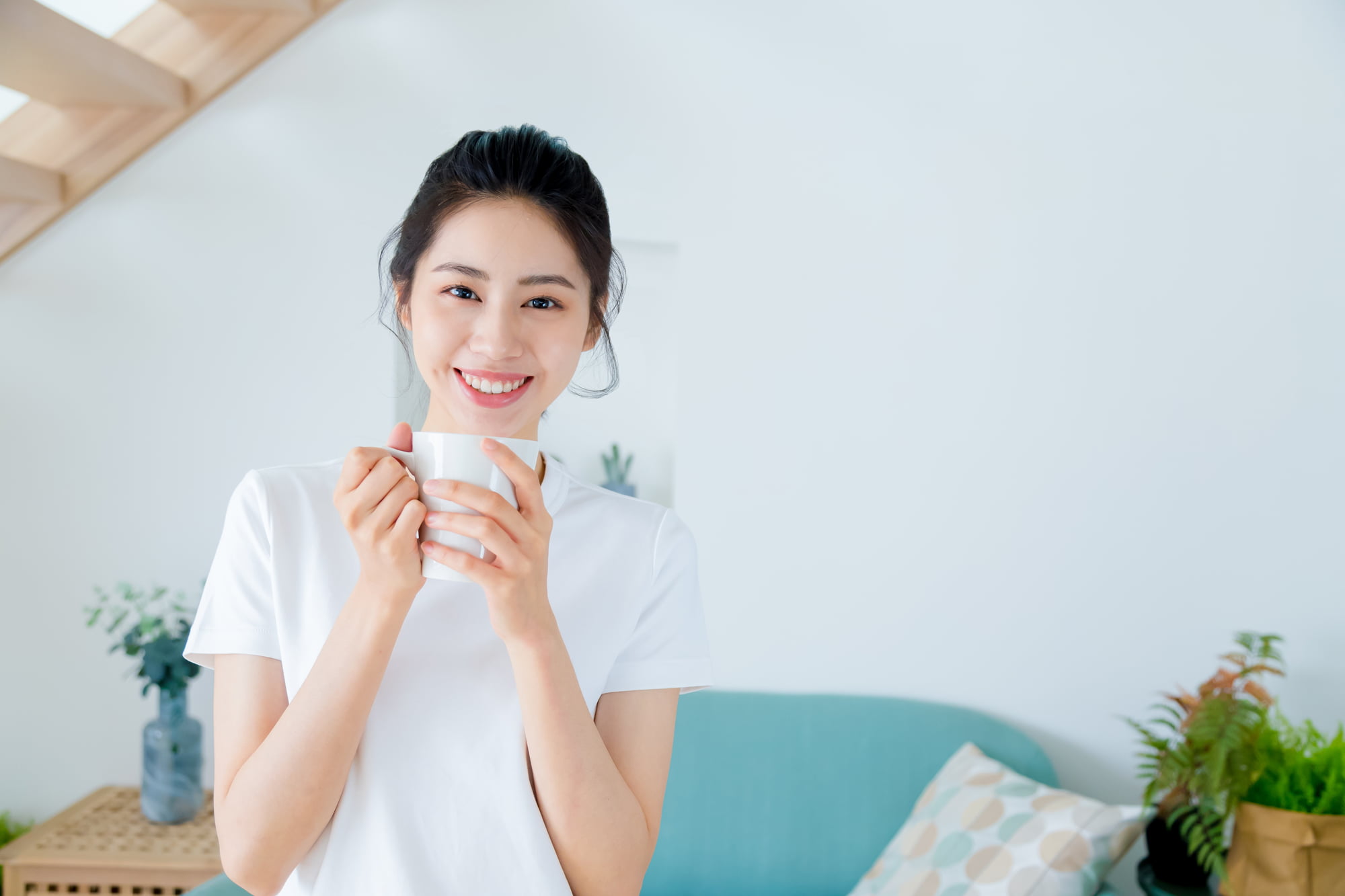 ホワイトニングをした白い歯で笑う女性