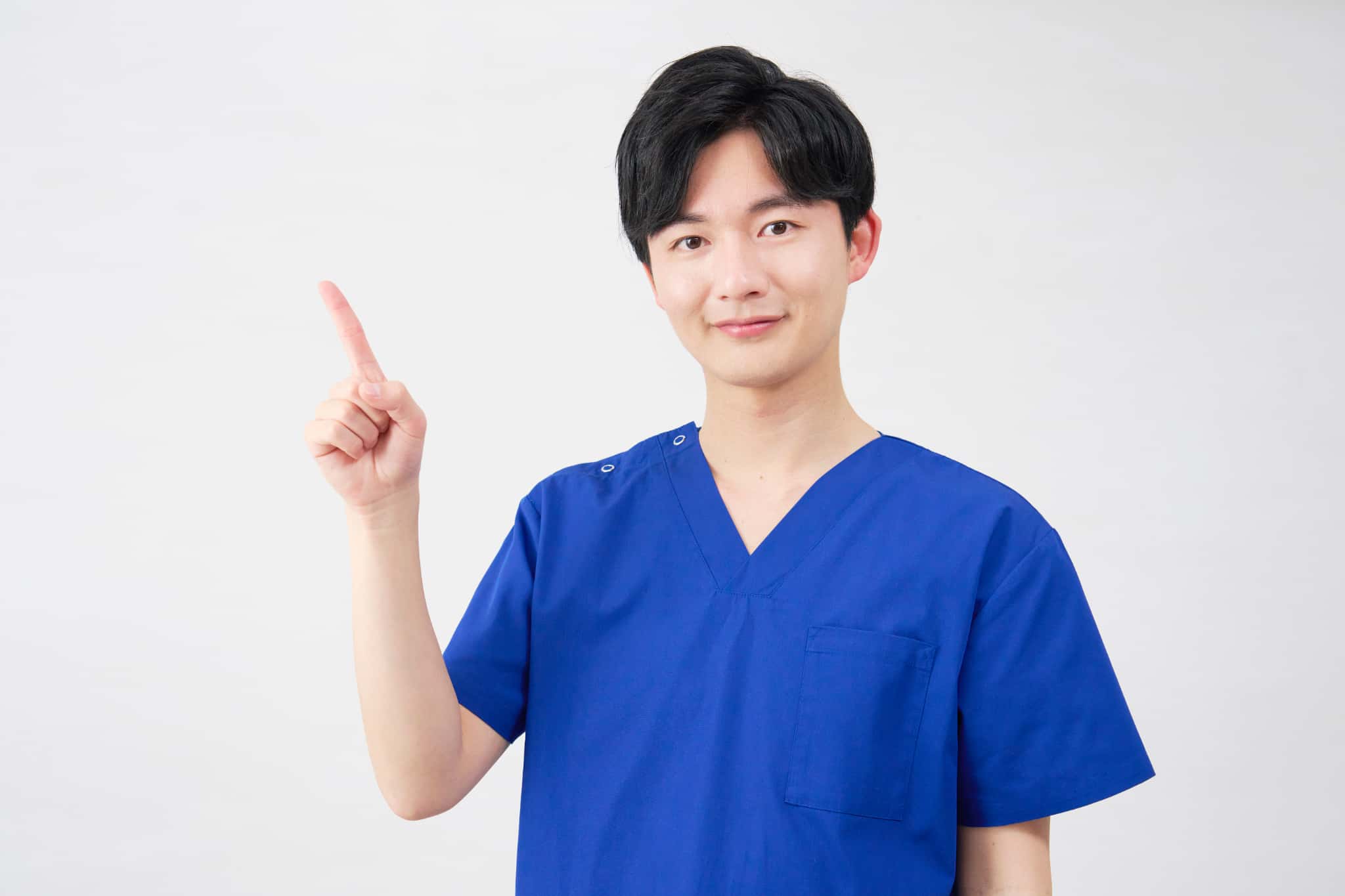 ホワイトニング後の知覚過敏への対処法を説明する歯科医