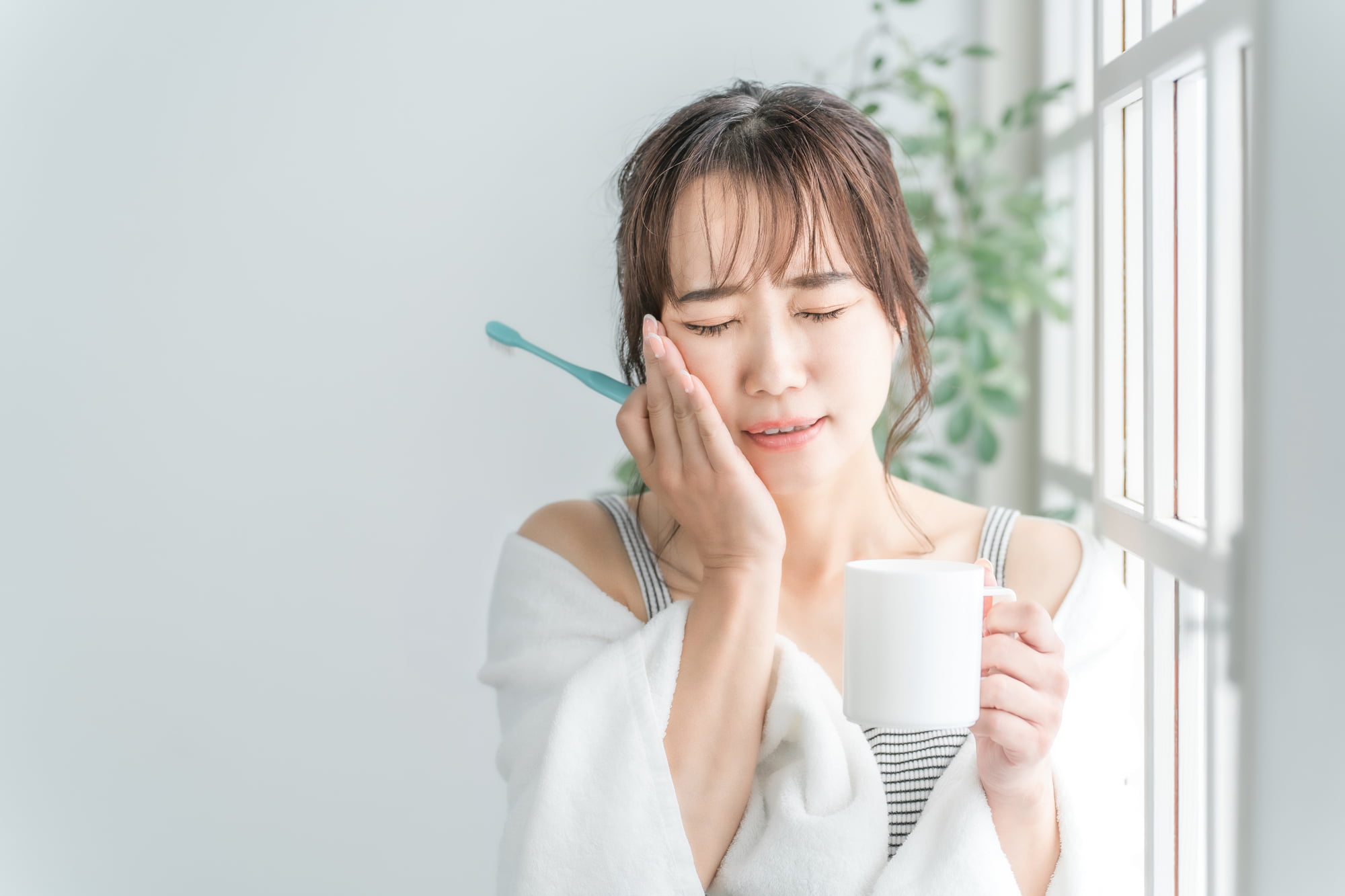 知覚過敏で歯みがきが痛い女性