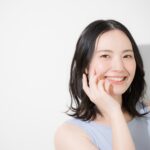 きれいな白い歯で微笑む女性