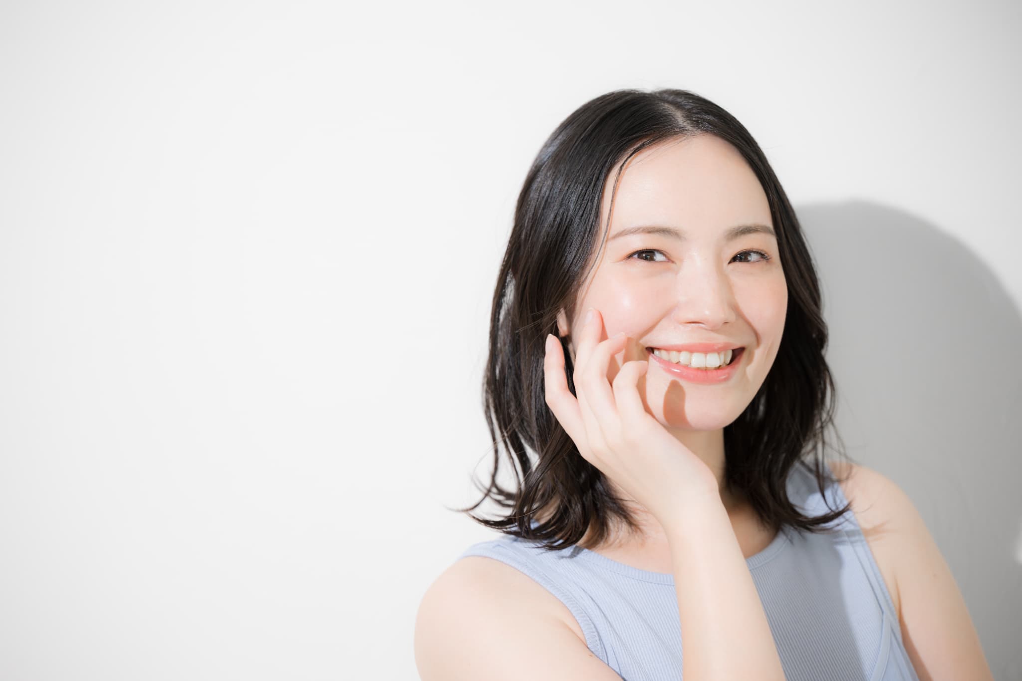 きれいな白い歯で微笑む女性