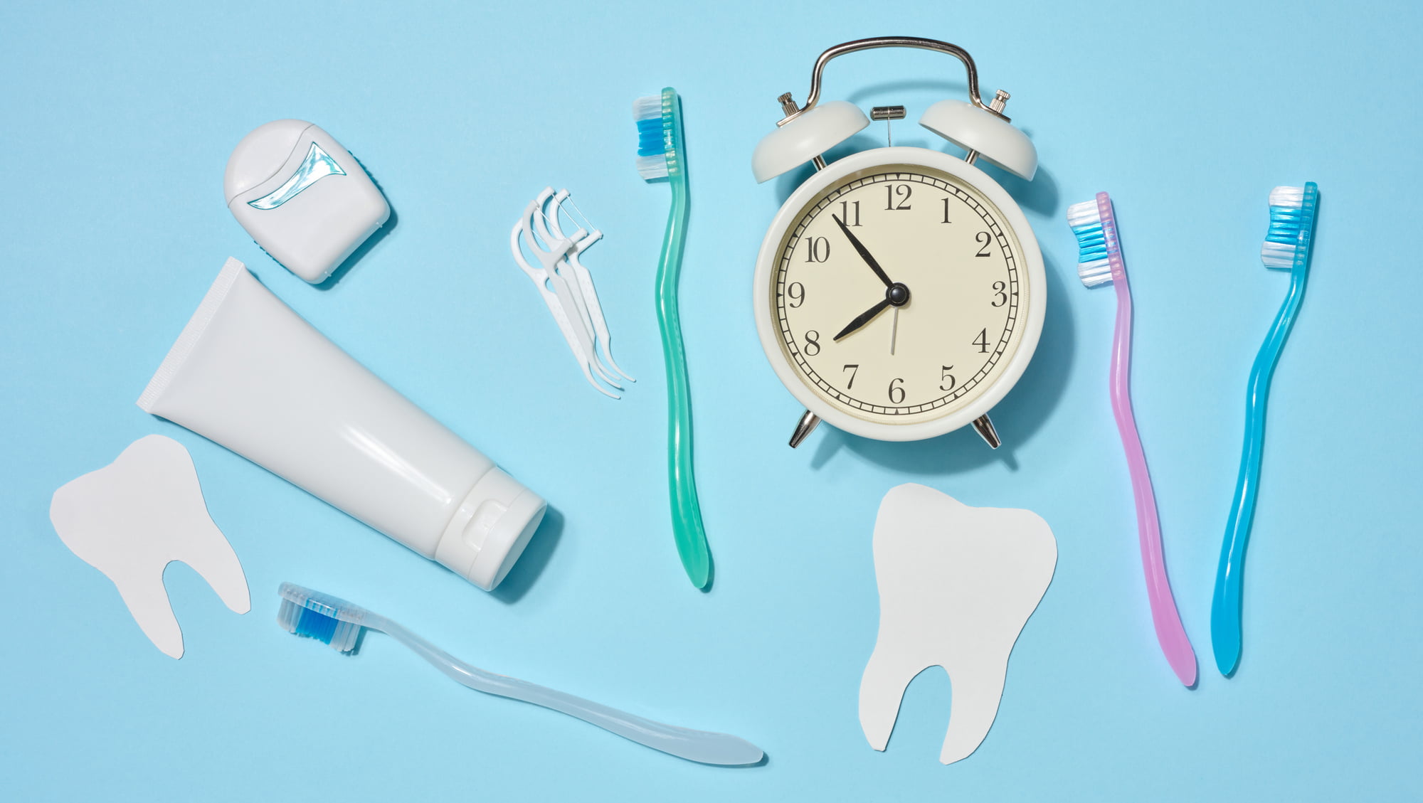 口腔ケアグッズとケアの適切な時間示す時計のイメージ