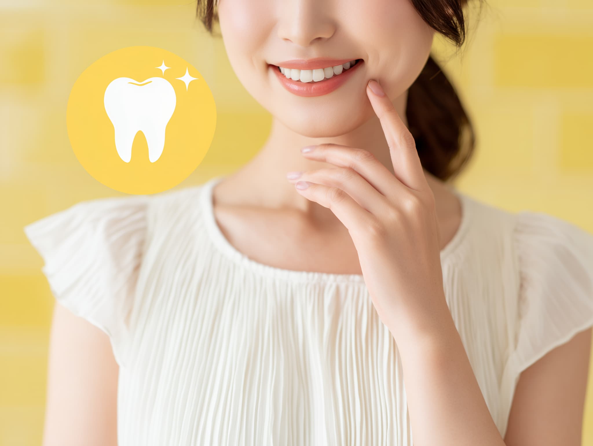 ホワイトニングで白い歯を保つ女性