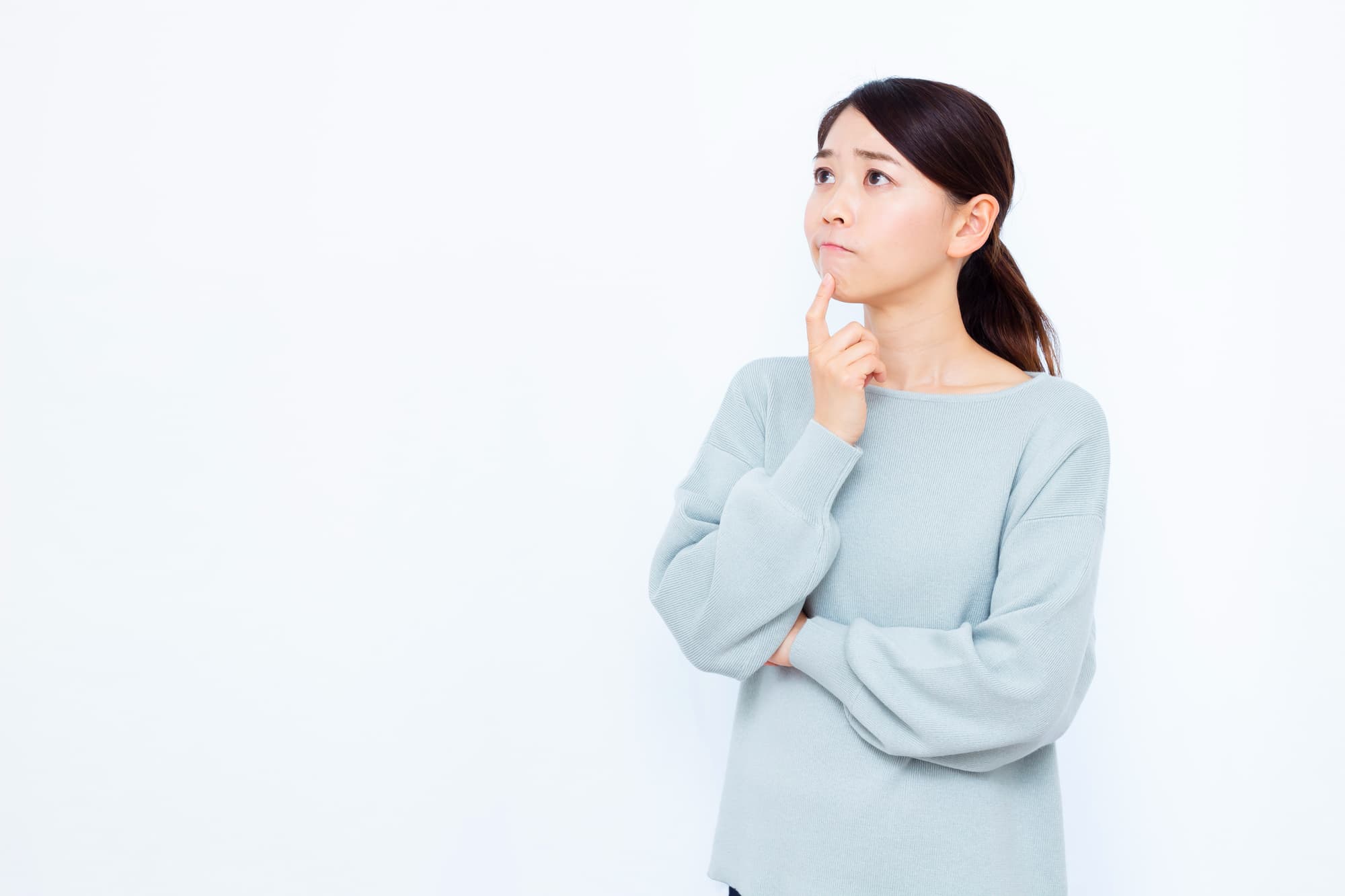 歯並びの悪さから顎関節症になるのか考える女性