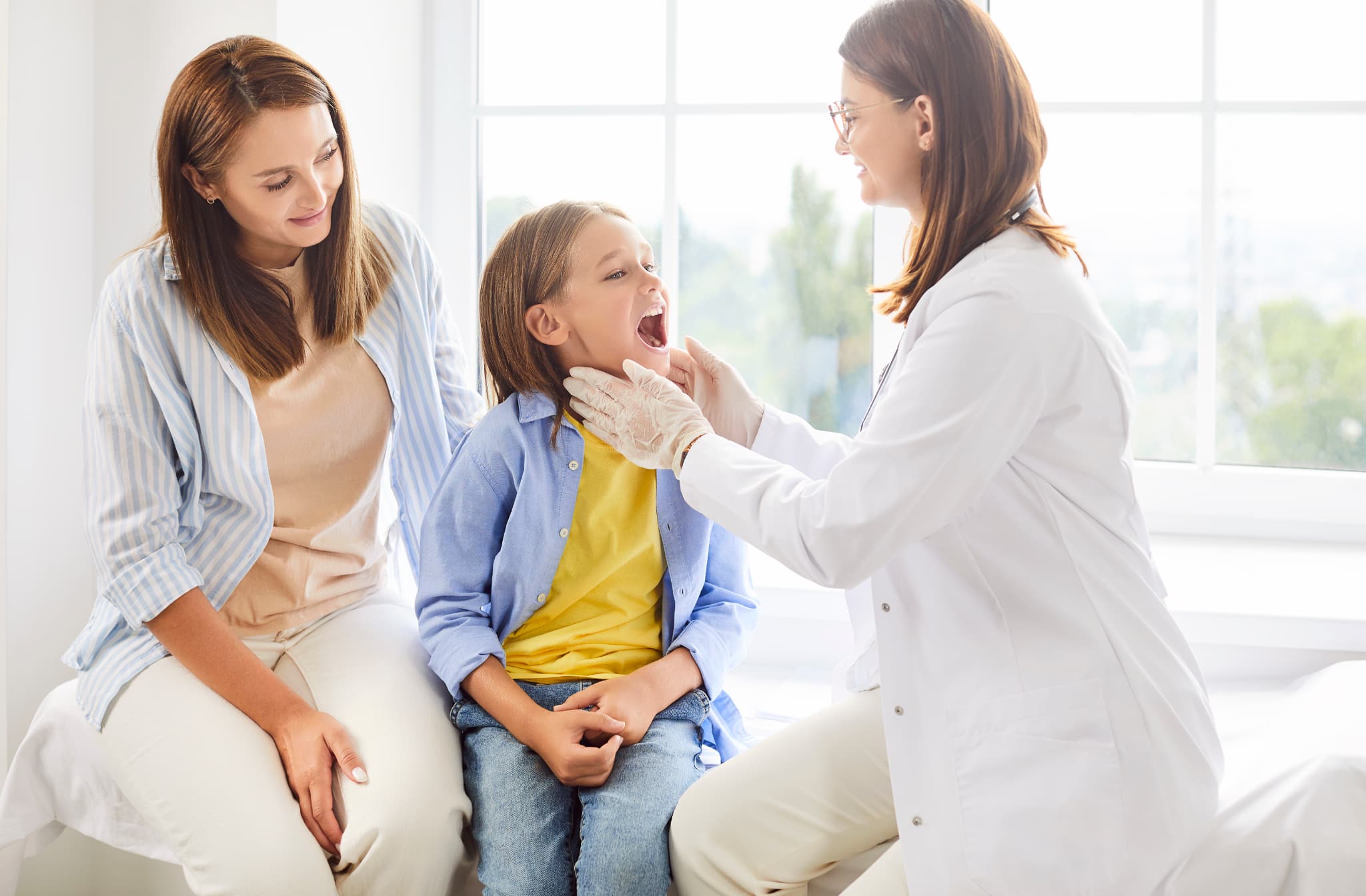 定期チェックに訪れた親子